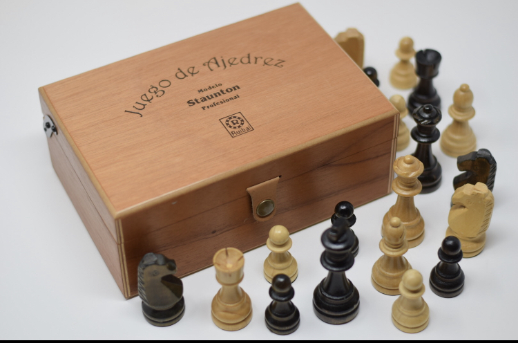 Ajedrez de madera en caja